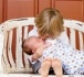 ילד מנשק תינוקת