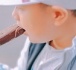 ילד אוכל ארטיק