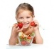 ילדה אוכלת תותים